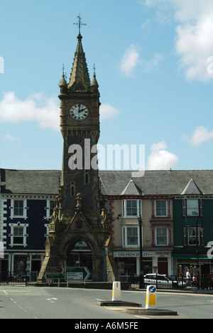 Machynlleth clock tower negozi e nodo stradale in centro città Foto Stock