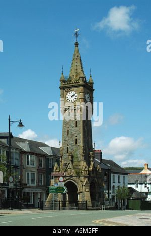 Machynlleth clock tower negozi e road nel centro città Foto Stock