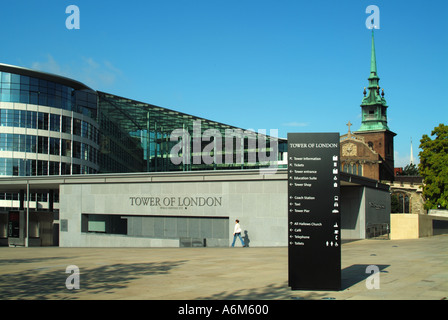 Tower Hill rimodellato aree di avvicinamento alla Torre di Londra con il pannello delle informazioni guglia di tutti Hallows la Chiesa e uffici Foto Stock