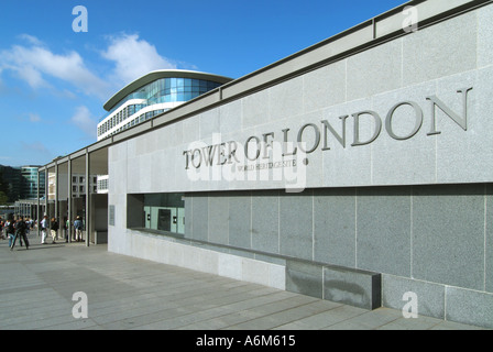 Tower Hill rimodellato aree di avvicinamento alla Torre di Londra con i visitatori alle cabine di biglietteria Foto Stock