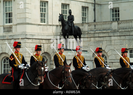 Horse Guards Westminster parata a terra Kings truppa cavallo Royal Artillery cerimonia del cambio della guardia Foto Stock