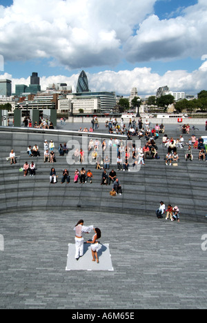 Riverside passerelle tra Greater London Authority City Hall Uffici Fiume Tamigi con la musica da ballo evento Foto Stock