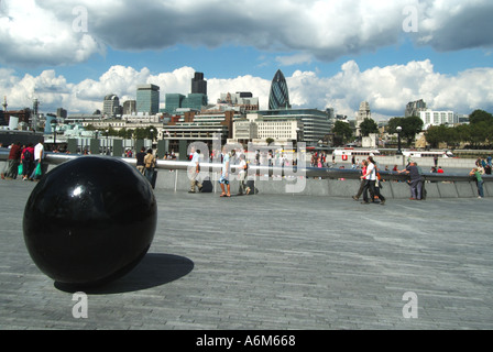 Riverside passerelle tra Greater London Authority City Hall Uffici Fiume Tamigi con esempio di scultura di strada Foto Stock