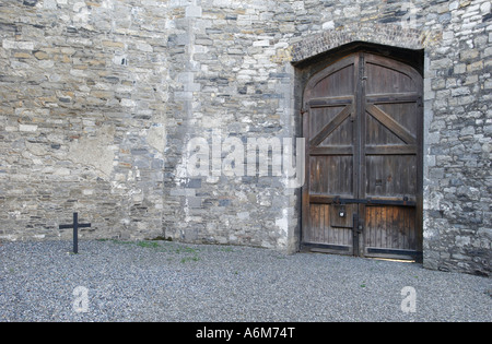 Croce segna il luogo di esecuzione di James Connolly nel cortile di Kilmainham Foto Stock