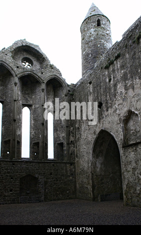 La torre circolare dall'interno del transetto settentrionale della Cattedrale presso la Rocca di Cashel Irlanda Foto Stock