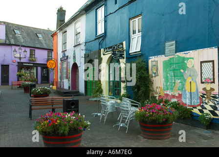 Gli edifici colorati lungo le strade di del suggestivo borgo marinaro di Kinsale contea di Cork in Irlanda Foto Stock