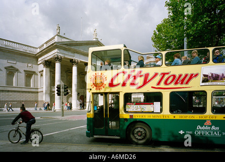 Aprire turistica e rabboccato il bus passando le vecchie case irlandesi del Parlamento presso il College Green Dublino è una filiale della banca di Irlanda Foto Stock