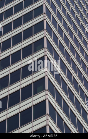 Angolo del moderno edificio che mostra le finestre in vetro e vetri prospettiva ad angolo Foto Stock