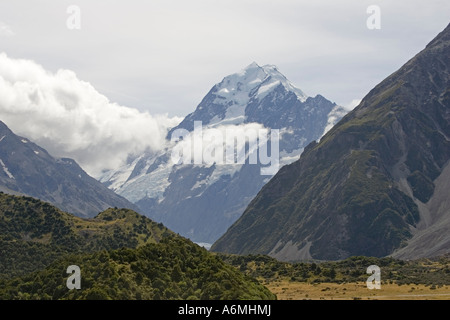 Uno scenario spettacolare di ghiacciai sulle montagne innevate e boscose pendici in Aoraki Parco nazionale di Mount Cook Nuova Zelanda Foto Stock