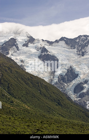 Uno scenario spettacolare di ghiacciai sulle montagne innevate e boscose pendici in Aoraki Parco nazionale di Mount Cook Nuova Zelanda Foto Stock