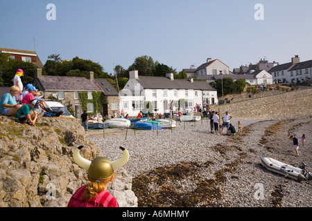 AMLWCH BIENNALE VIKING FESTIVAL Specators guardando in attesa di nuova promulgazione della battaglia sulla spiaggia Moelfre Isola Anglesey North Wales Foto Stock