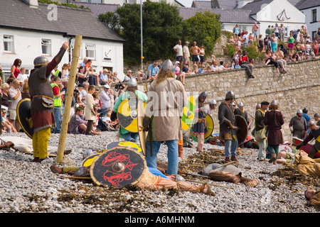 AMLWCH BIENNALE FESTIVAL VIKING Viking attori con protezioni sulla spiaggia dopo la promulgazione della battaglia Foto Stock
