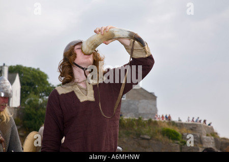 AMLWCH BIENNALE VIKING FESTIVAL attore con casco uniforme di bere da horn dopo la rievocazione della battaglia Anglesey Wales UK Foto Stock