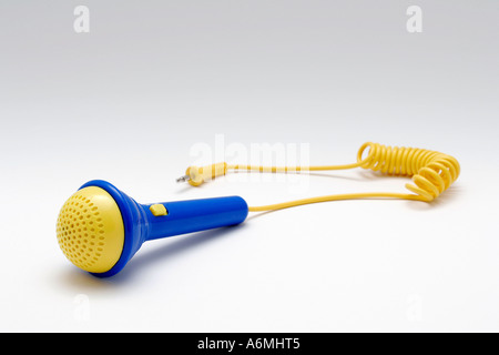 Microfono di plastica giocattolo studio shot simbolo multicolore di concetto concettuale creative creatività educazione scuola fantasia fantasia Foto Stock