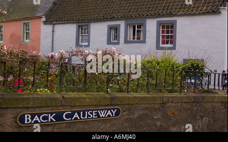 Garden Cottage nel grazioso villaggio di Culross e retro Causeway Road Sign Foto Stock