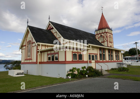 St Fedi in stile tudor chiesa anglicana con tombe sollevata su Rotorua Lakeside Isola del nord della Nuova Zelanda Foto Stock