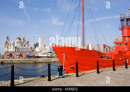 Il Pianeta Bar luce nave attraccata al Dock di inscatolamento, Liverpool, Regno Unito Foto Stock