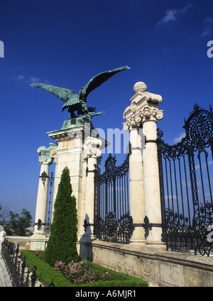 Turul Eagle statua Royal Palace Var sulla Collina del Castello di Buda Varhegy Budapest Ungheria Foto Stock