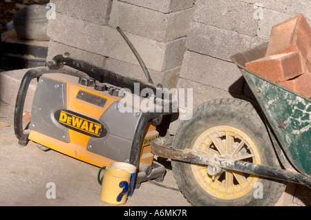 Un DEWALT COSTRUTTORI RADIO accanto a una pila di blocchi in calcestruzzo restauro REGNO UNITO Foto Stock