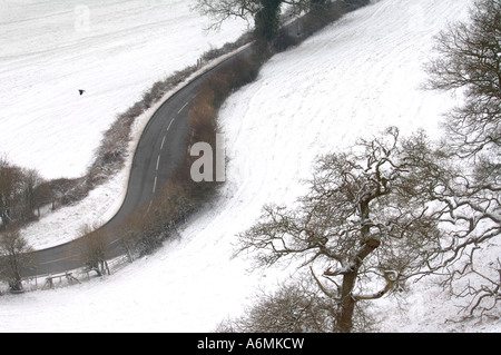 Una strada trattate con sale durante la neve vicino FROCESTER GLOUCESTERSHIRE REGNO UNITO Foto Stock