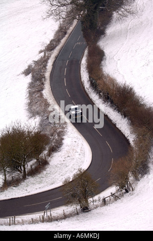 Una strada trattate con sale durante la neve vicino FROCESTER GLOUCESTERSHIRE REGNO UNITO Foto Stock