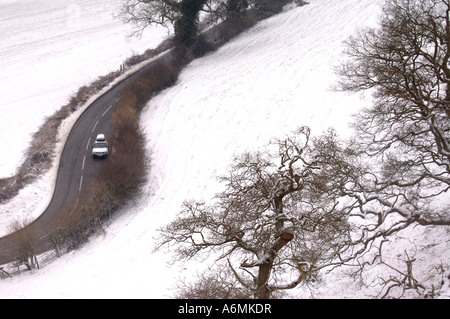 Una strada trattate con sale durante la neve vicino FROCESTER GLOUCESTERSHIRE REGNO UNITO Foto Stock