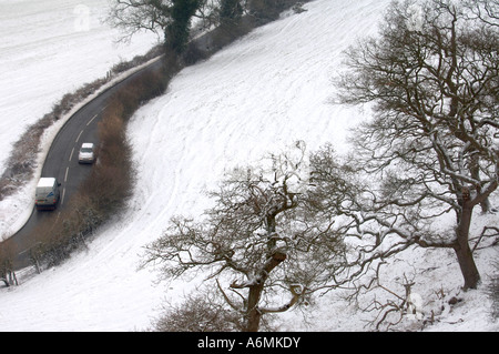 Una strada trattate con sale durante la neve vicino FROCESTER GLOUCESTERSHIRE REGNO UNITO Foto Stock