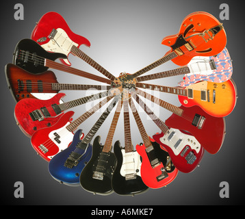 Cerchio di diverse chitarre elettriche su sfondo grad Foto Stock