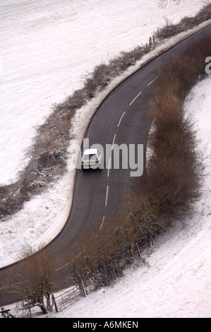 Una strada trattate con sale durante la neve vicino FROCESTER GLOUCESTERSHIRE REGNO UNITO Foto Stock