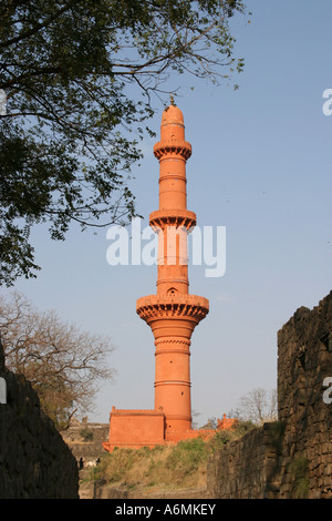 Chand Minar la seconda più grande minareto in India è di Daulatabad (Deogiri)Fort nei pressi di Aurangabad sul Deccan Plateau Maharashtra Foto Stock