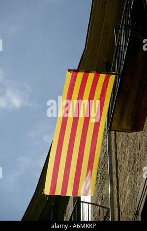 La senyera retroilluminato (bandiera catalana) pende da un balcone in El Barri Gotic Barrio Gotico Barcellona Catalonia Spagna Foto Stock