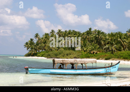 Imbarcazione turistica su Thinkaram isola disabitata spiaggia nelle isole Lakdashweep Foto Stock