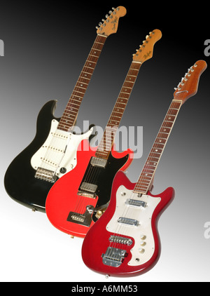 3 diverse chitarre elettriche su nero bianco sfondo grad Foto Stock