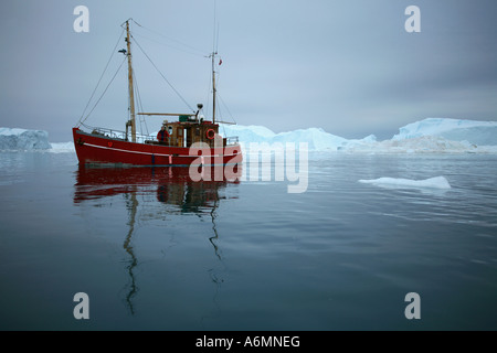 Una barca rossa in stretto di Davis al largo della Groenlandia Foto Stock