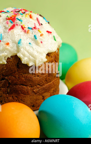 Torta di Pasqua e colorate uova di Pasqua Foto Stock