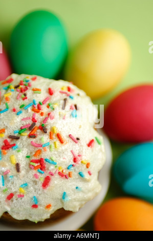 Torta di Pasqua e colorate uova di Pasqua Foto Stock