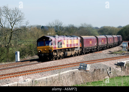 EWS treno del carbone estratto dalla classe 66 locomotiva diesel a Hatton Nord Junction, Warwickshire, Inghilterra, Regno Unito Foto Stock