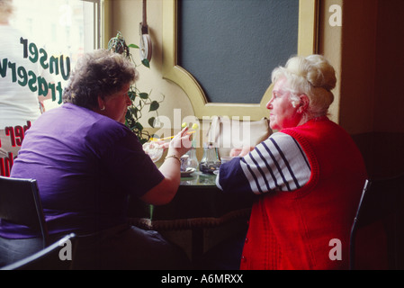 Berlino, Germania; due grandi donne in una gelateria (Eiscafe). Foto Stock