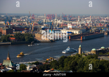 Amburgo, Germania; vista sul porto dalla chiesa di San Michele a torre. Foto Stock