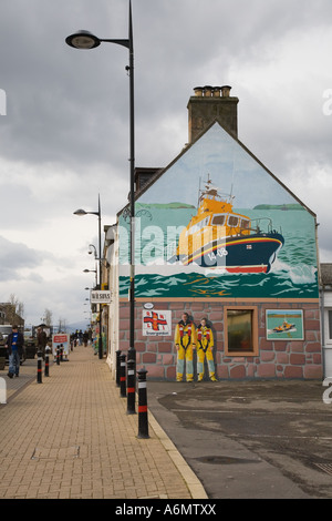 Pittura di Scottish RNLI barca di salvataggio. Invergordon High Street art, decorato gable End casa. Opere d'arte a Invernesshire Ross & Cromarty, Scozia Regno Unito Foto Stock
