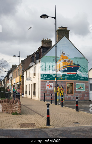 Pittura di Scottish RNLI barca di salvataggio. Invergordon High Street art, decorato gable End casa. Opere d'arte a Invernesshire Ross & Cromarty, Scozia Regno Unito Foto Stock