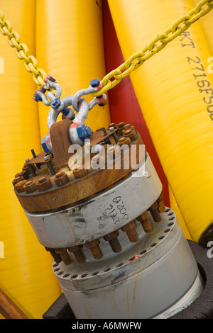 Vecchio rig pipeline manette e catene sul tubo gigante ruota di posa Invergordon Scotland Regno Unito Foto Stock