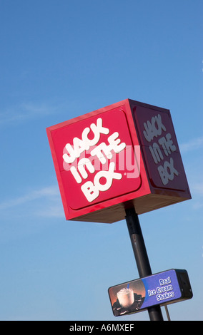 Jack in the Box contrassegna con un cielo blu, che rappresenta la cultura americana del fast food, USA. Foto Stock