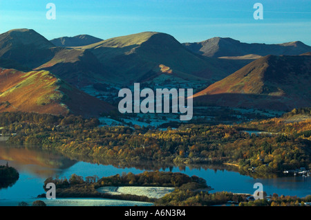 Alba da Latrigg affacciato Keswick e Derwent Water con Cat le campane suonano a distanza Foto Stock