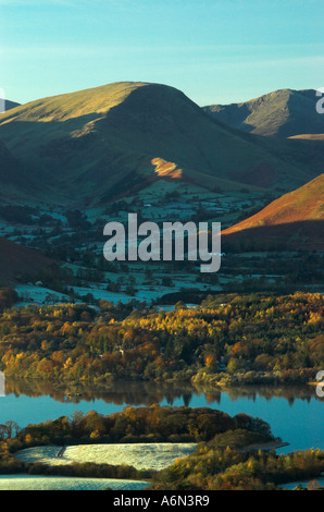 Latrigg all alba si affaccia Keswick e Derwent Water con Catbells nella distanza Foto Stock