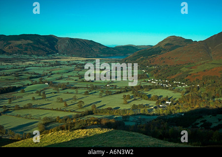 Latrigg affacciato sul lago di Bassenthwaite all'alba Foto Stock