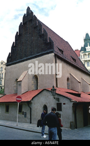 Vecchia Sinagoga nel quartiere ebraico di Praga Foto Stock