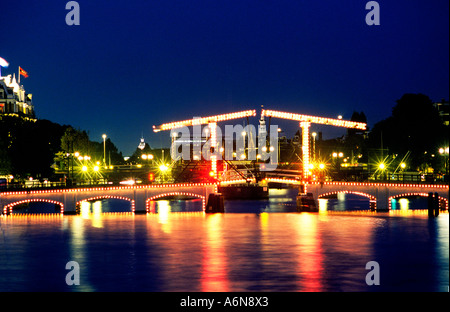 Magere a sbalzo ponte di sollevamento sul fiume Amstel di Amsterdam conosciuta anche come il Ponte Magro Foto Stock