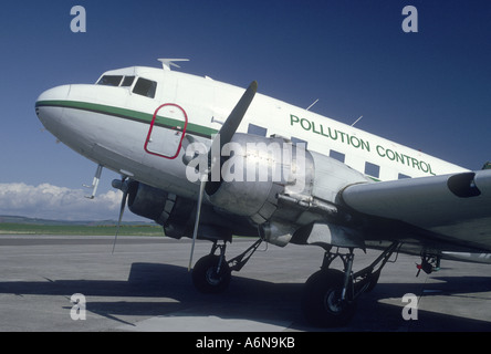 Douglas DC3 Controllo dell inquinamento da petrolio agente disperdente di aeromobili. GAV 2292-239 Foto Stock