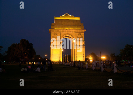 India Gate nella luce della sera illuminata da luci di inondazione in New Delhi India Asia Foto Stock
